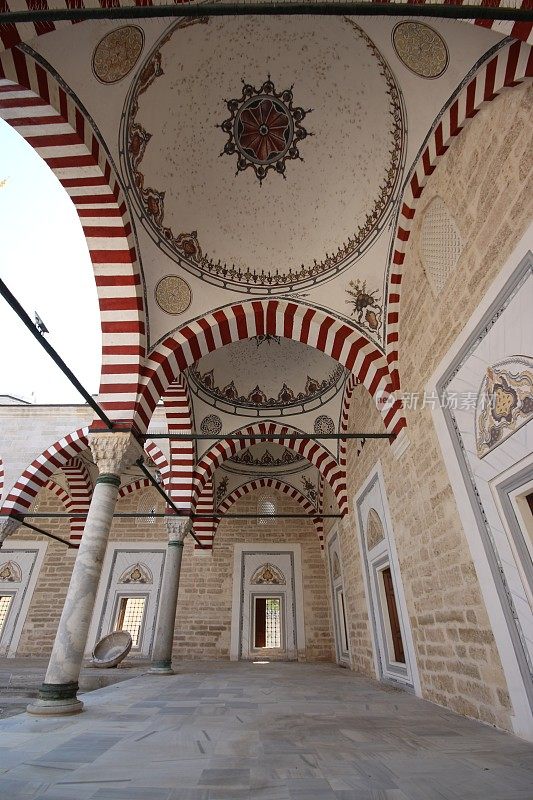 来自Edirne Yildirim Beyazit清真寺庭院的建筑部分